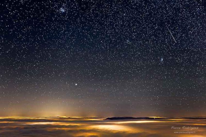 etoile filante sur une mer de nuages.jpg